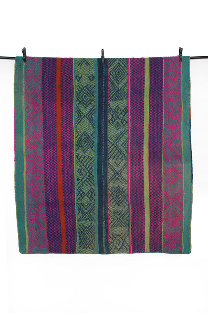 Kleiner handgewebter Vintage-Frazzadateppich aus Peru, 169 x 149 cm, mit farbenfrohem, traditionellem Muster, von Glueck & Fund
