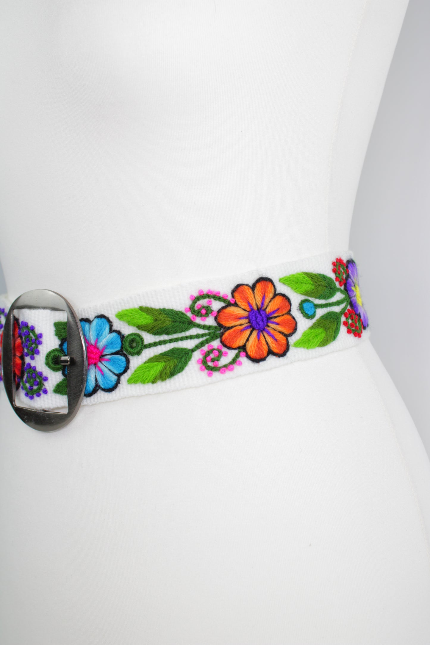Handbestickter Ayacucho Gürtel von Glueck und Fund, detailreicher Ledergürtel mit traditionellem Stickmuster, sichtbar in der Aufnahme