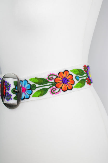Handbestickter Ayacucho Gürtel von Glueck und Fund, detailreicher Ledergürtel mit traditionellem Stickmuster, sichtbar in der Aufnahme