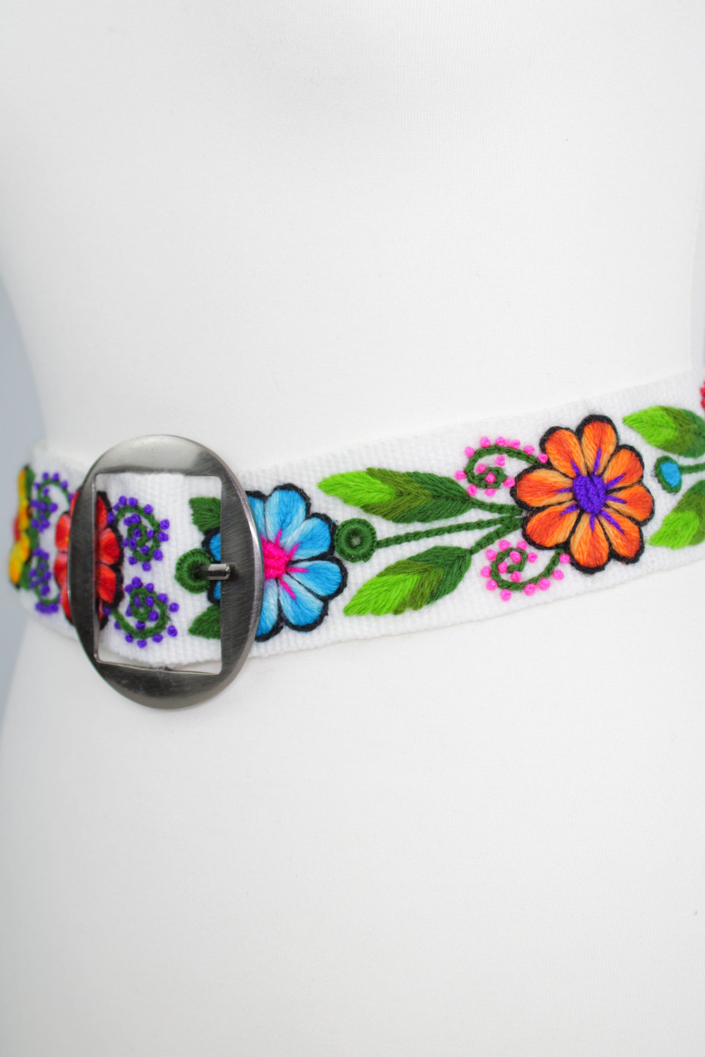 Handbestickter Ayacucho Gürtel von Glueck und Fund, aus Leder mit traditionellem Stickmuster, sichtbar auf dem Gürtel.