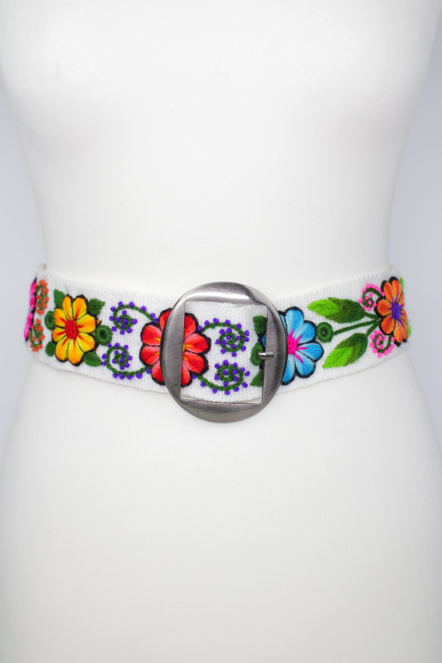 Handbestickter Ayacucho Gürtel von Glueck und Fund, aus Leder gefertigt mit kunstvollen Stickmustern, auf einem weißen Hintergrund.