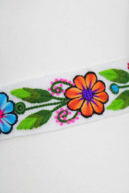 Handbestickter Ayacucho Gürtel von Glueck und Fund, detaillierte Stickerei und hochwertiges Leder, sichtbar auf dem Bild.