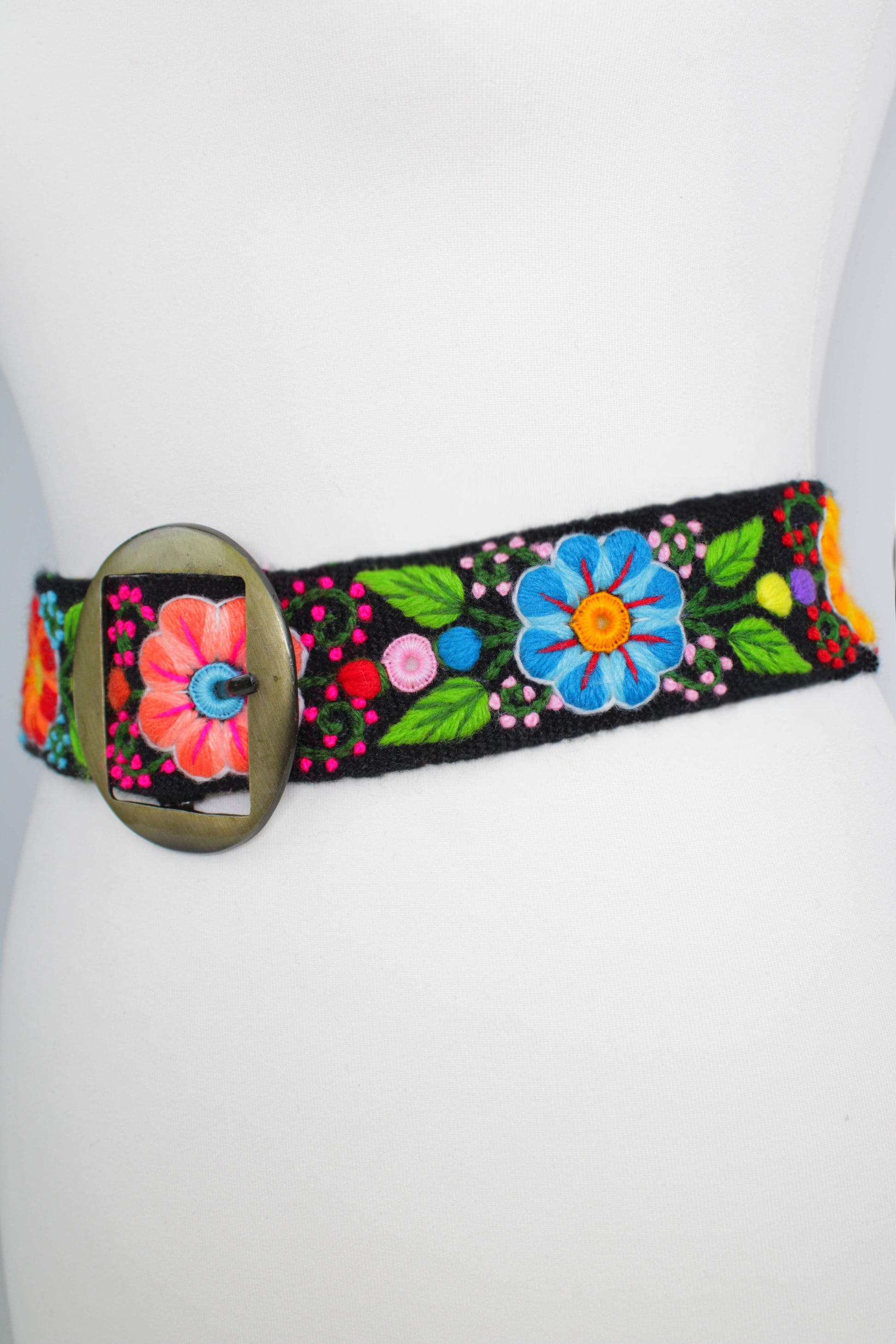 Handbestickter Ayacucho Gürtel von Glueck und Fund, aus Leder mit bunten Stickereien, zeigt detaillierte Handwerkskunst.