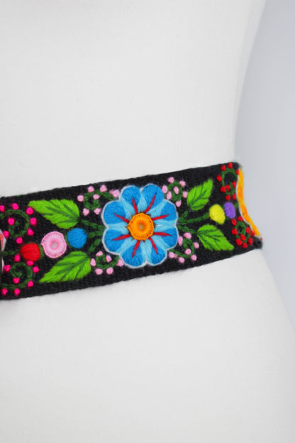 Handbestickter Ayacucho Gürtel von Glueck und Fund, detailreiche Stickerei, brauner Ledergürtel, kunstvoll verziert.