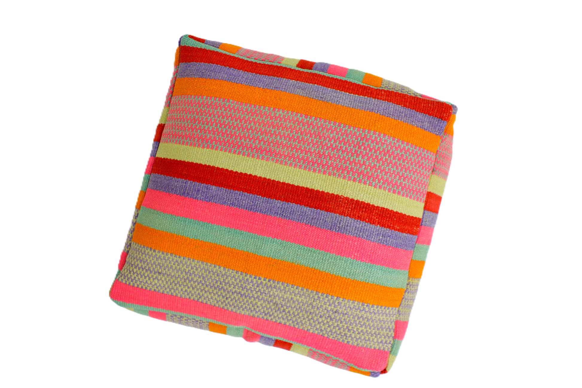 Bodenkissen aus Peru von Glueck und Fund, 60x60x20 cm, weiches Sitzkissen mit buntem Stoffmuster auf einem Boden platziert