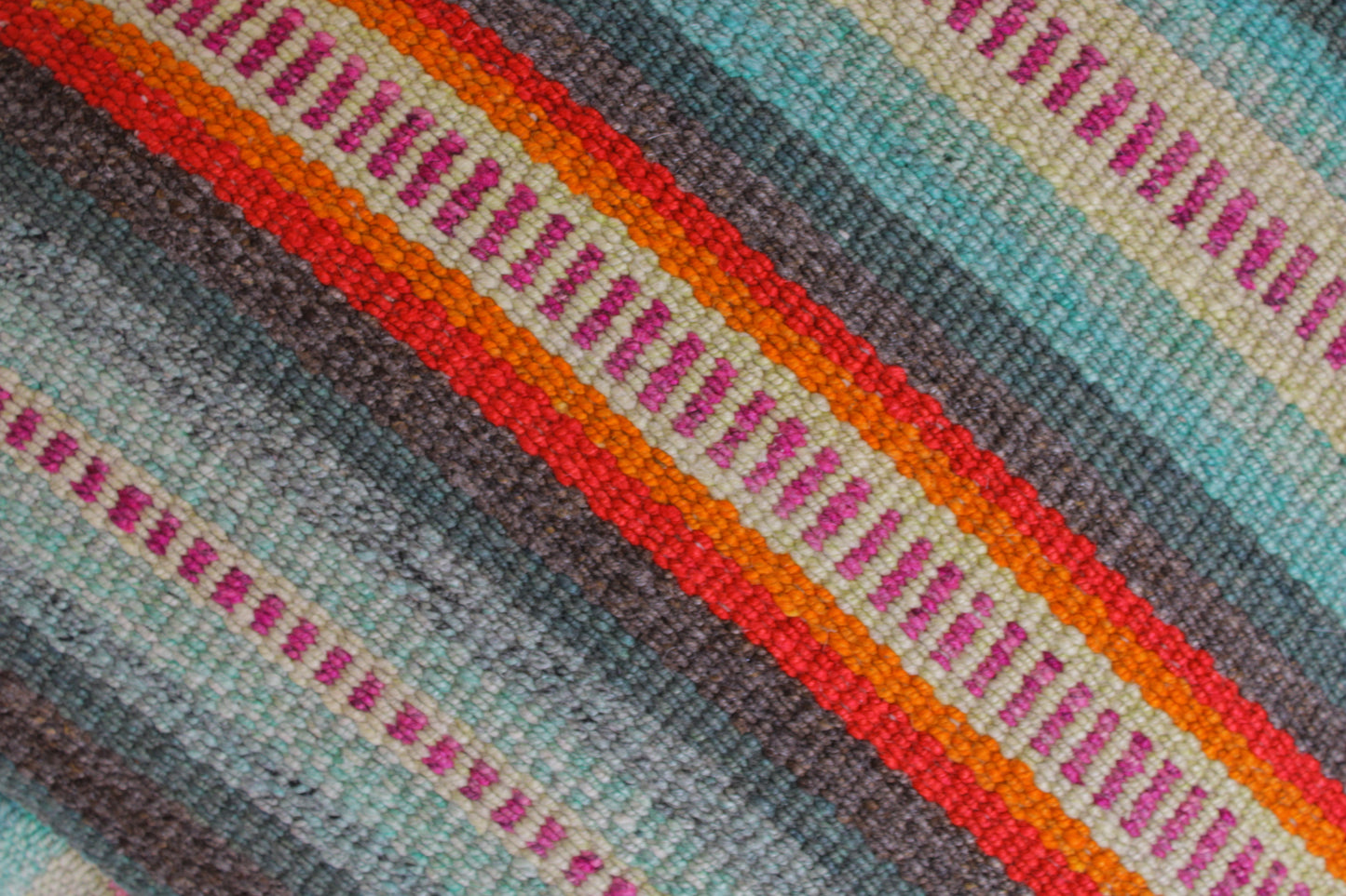 Detailansicht Bodenkissen von Glueck und Fund in türkis, 60x60x20 cm, weiches Sitzkissen für drinnen und draußen.