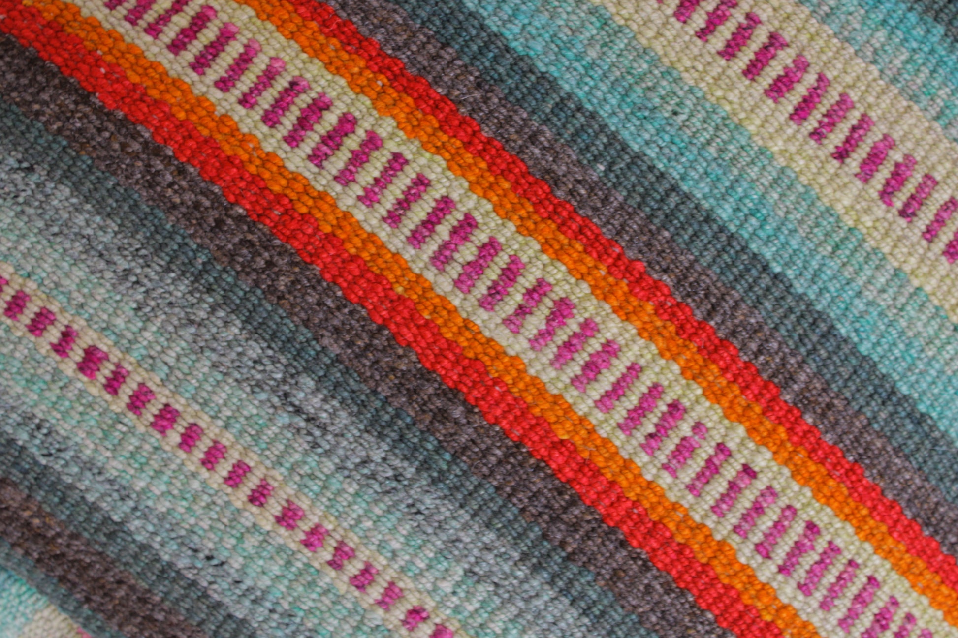Detailansicht Bodenkissen von Glueck und Fund in türkis, 60x60x20 cm, weiches Sitzkissen für drinnen und draußen.