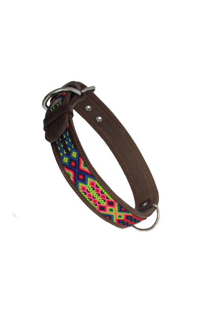 Braunes mexikanisches Hundehalsband von Glueck und Fund in den Größen M, L, XL, aus robustem Material, liegt weich am Hundehals.