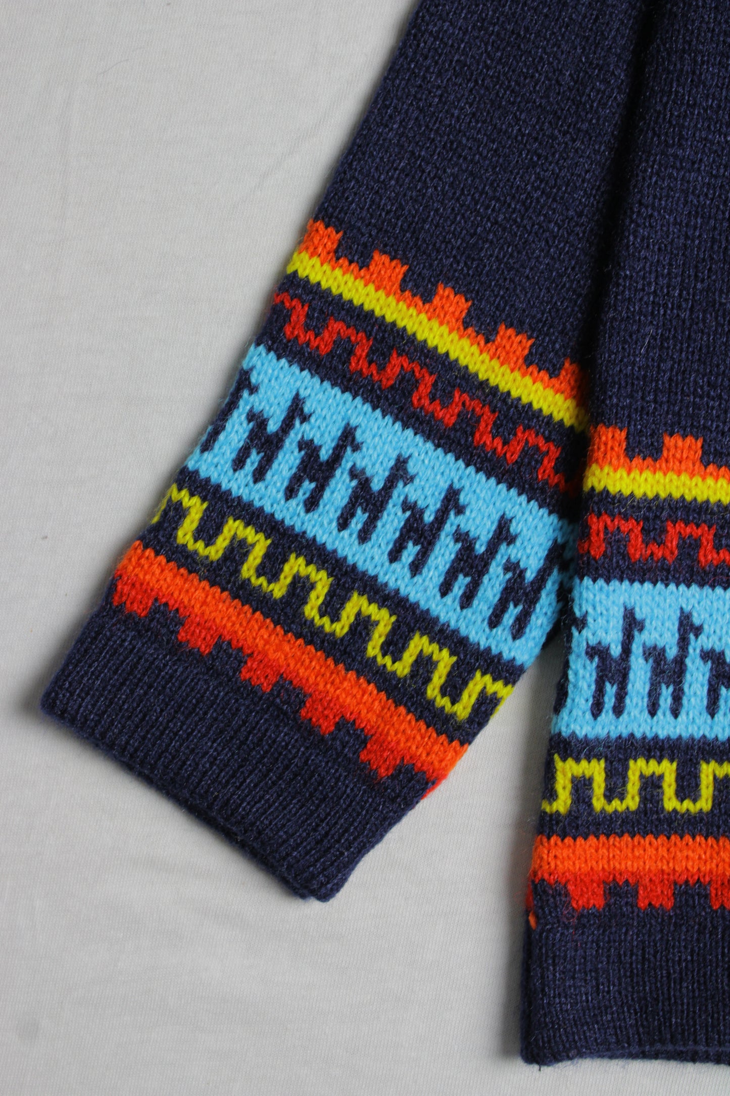 Kinderpullover aus Alpakamix von Glueck und Fund, weiches und warmes Kleidungsstück für Kinder, in frischer Farbgebung.