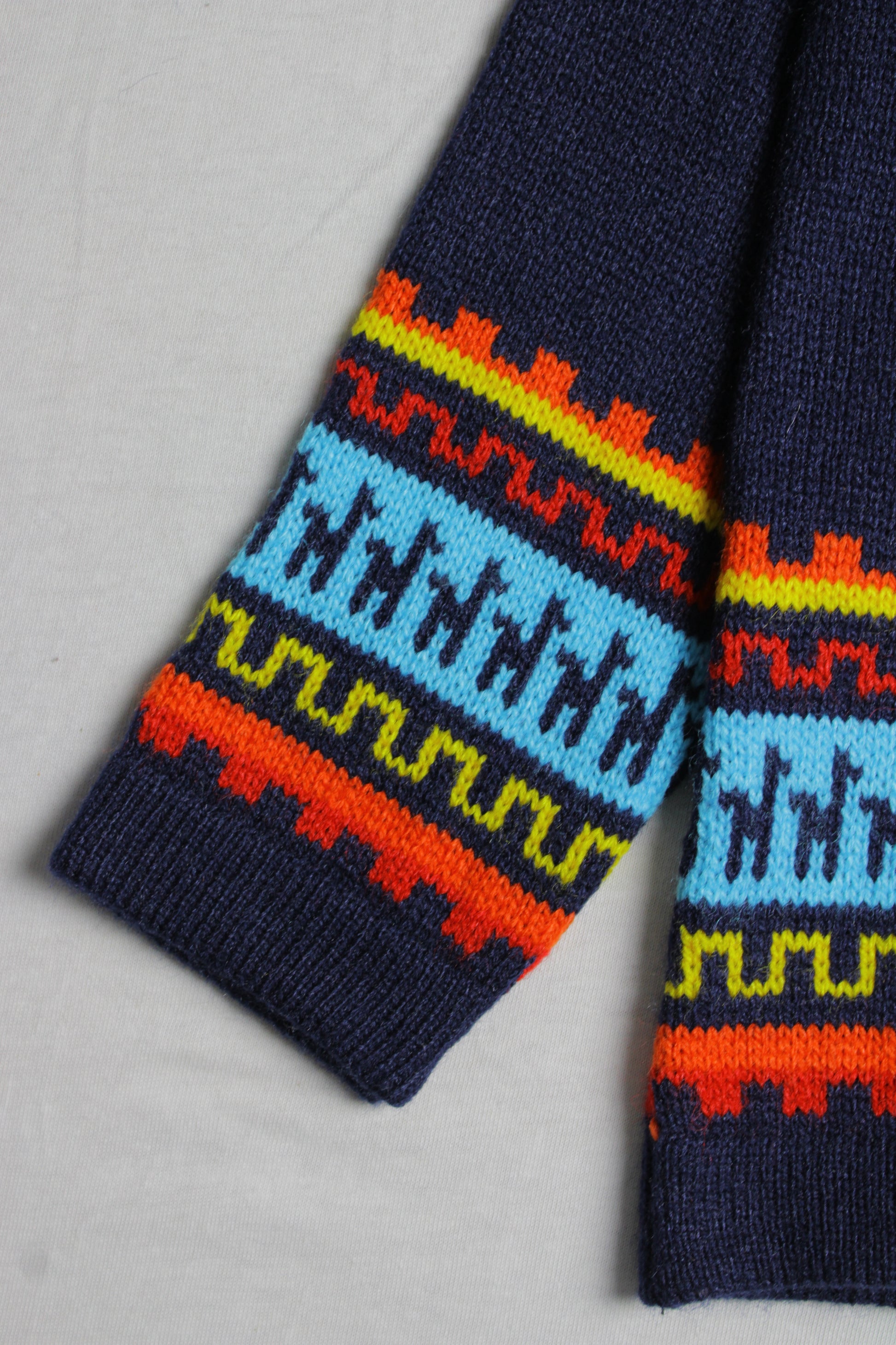 Kinderpullover aus Alpakamix von Glueck und Fund, weiches und warmes Kleidungsstück für Kinder, in frischer Farbgebung.