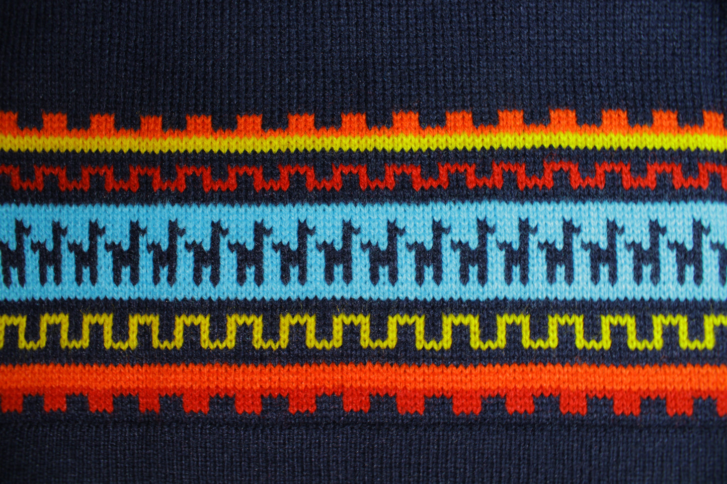 Kinderpullover aus Alpakamix von Glueck und Fund, weicher, warmer Kinderpullover mit gestricktem Muster, auf dem Bild sichtbar.