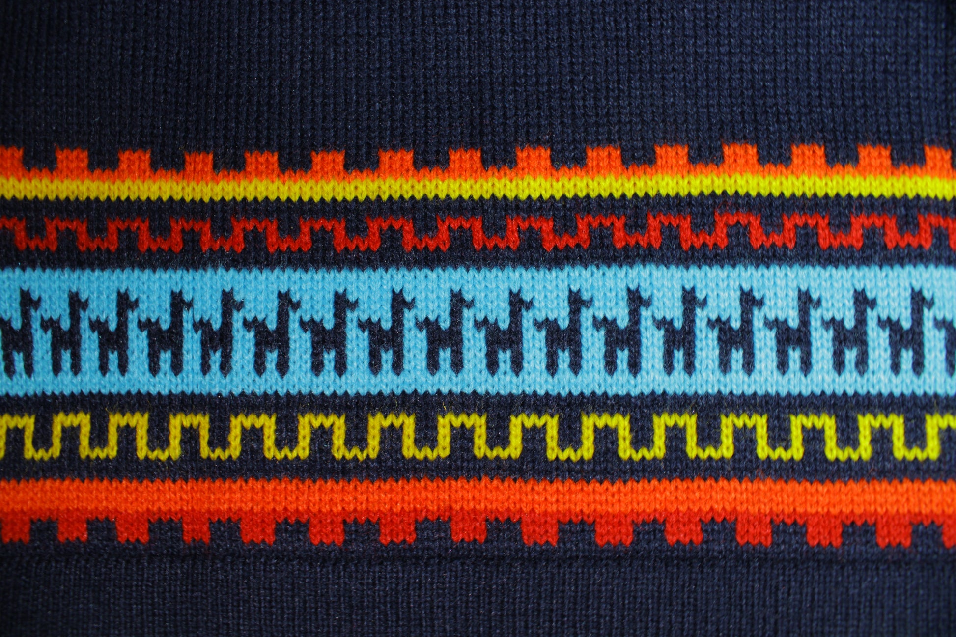 Kinderpullover aus Alpakamix von Glueck und Fund, weicher, warmer Kinderpullover mit gestricktem Muster, auf dem Bild sichtbar.