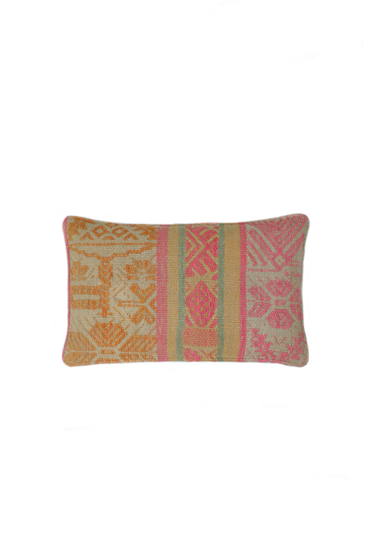 Peruanisches Frazadakissen 30 x 50 aus Wolle, handgefertigt, mit farbenfrohem Ethno-Design, ideal für Wohnzimmer oder Balkon.