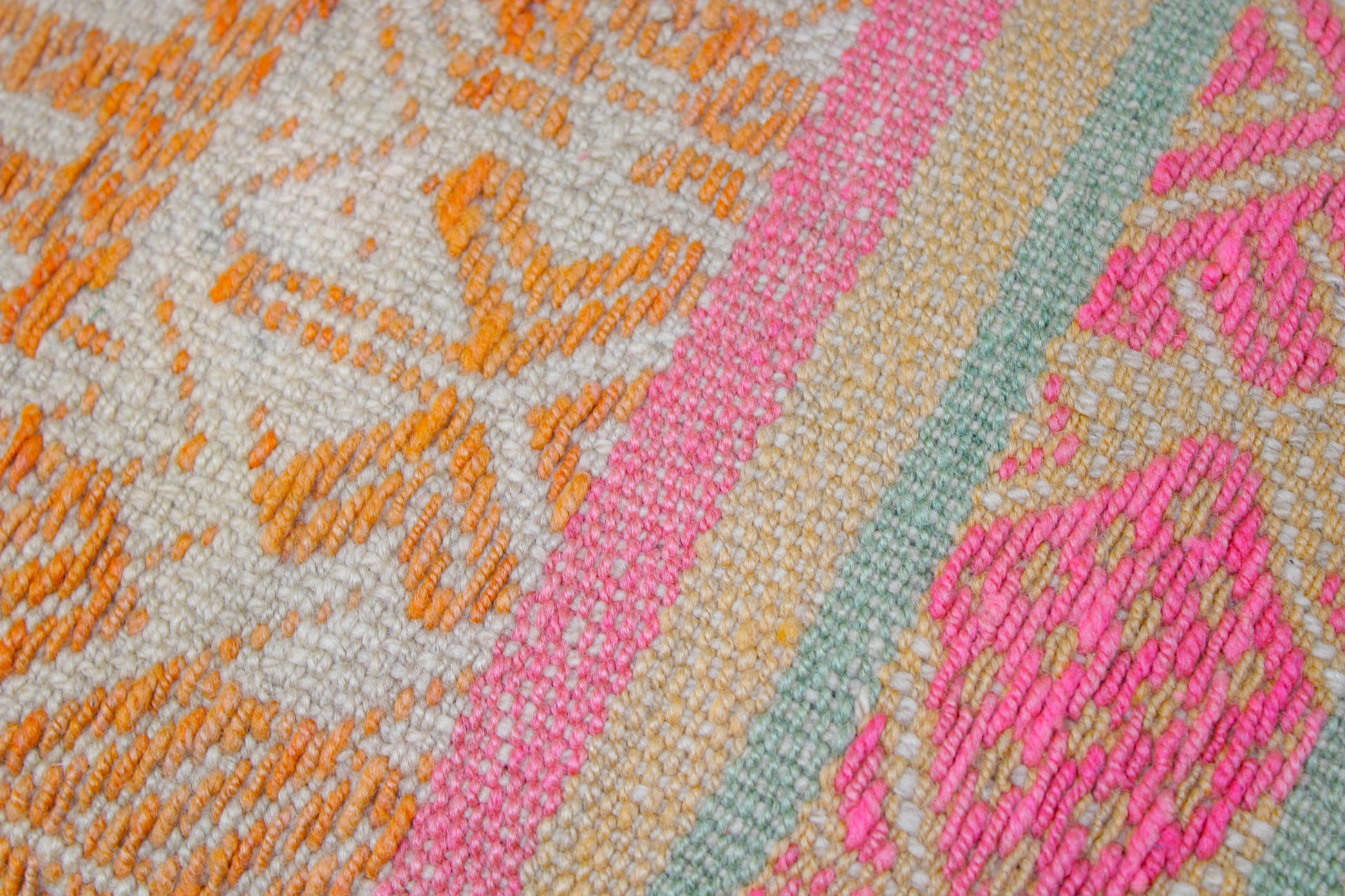Detailansicht Frazadakissen 30 x 50 cm von Glück und Fund, handgefertigt mit bunten, traditionell gewebten Mustern für stilvollen Komfort.