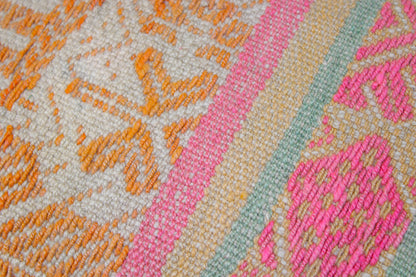 Detailansicht Frazadakissen 30 x 50 cm von Glück und Fund, handgefertigt mit bunten, traditionell gewebten Mustern für stilvollen Komfort.