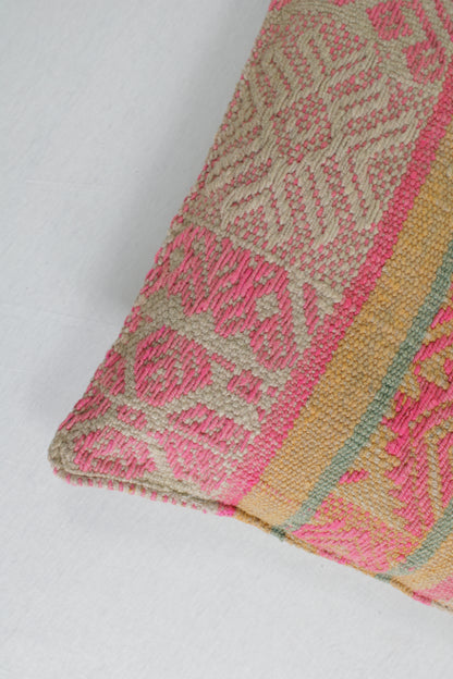 Peruanisches Frazadakissen 30x50 cm von Glueck und Fund, handgewebt, lebendiges Ethno-Design, ideal für Sitz- oder Dekorationsbereiche.
