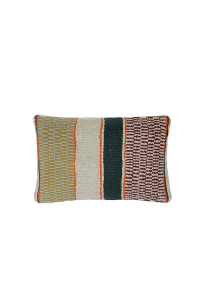 Peruanisches Frazadakissen 30x50 aus Wolle, handgefertigt, mit buntem Ethno-Muster, ideal für Sofa, Balkon oder Terrasse.