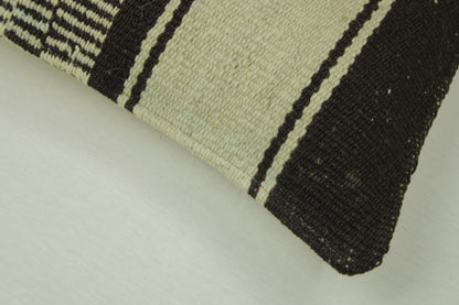 Schwarzes Frazadakissen 30 x 50 aus Peru von Glück und Fund mit traditionellem Musterdesign auf weichem Stoff.