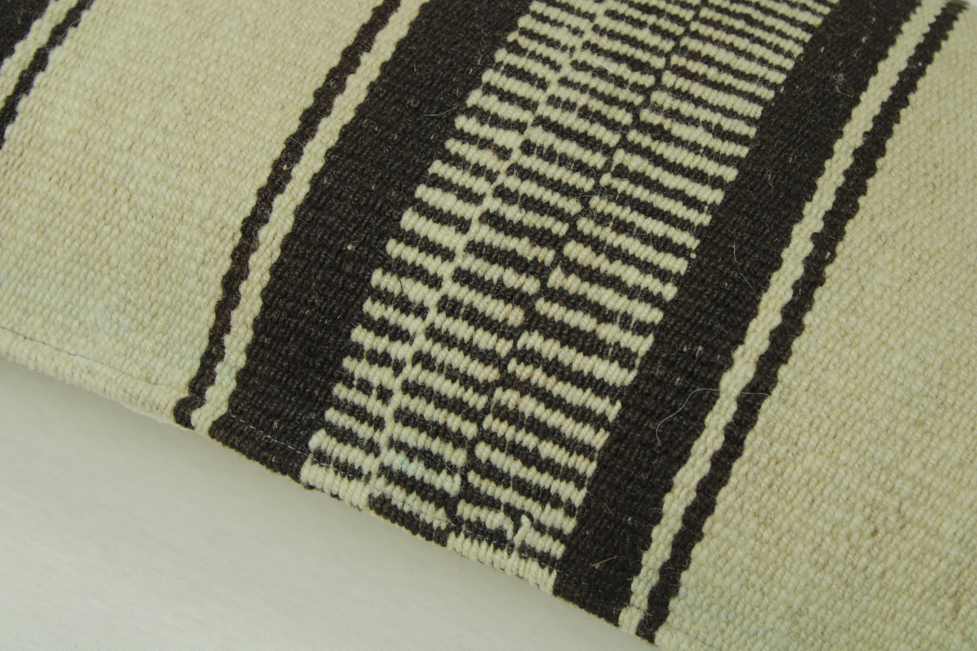 Schwarzes Frazadakissen 30 x 50 aus Peru von Glück und Fund, weiches dekoratives Kissen für Sofa und Bett