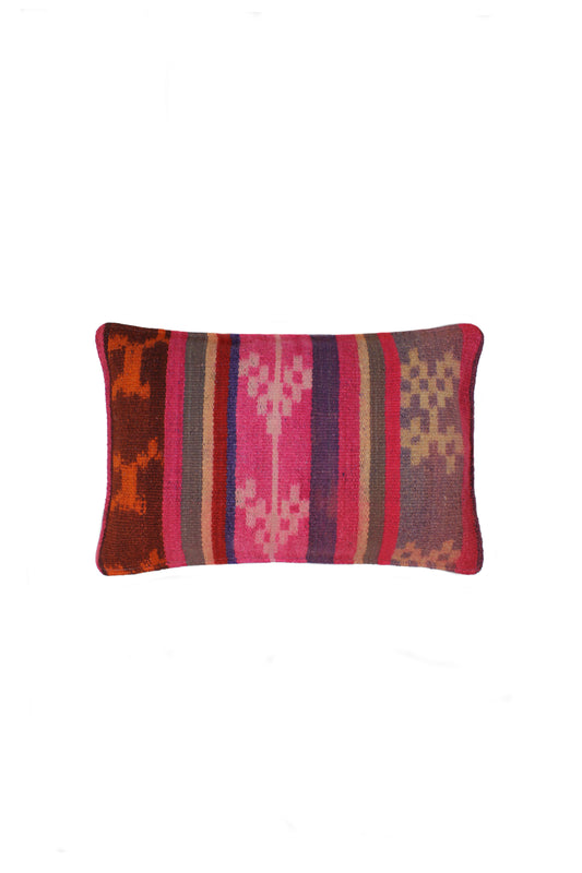 Peruanisches Frazadakissen 30x50 cm in Magenta, handgefertigt von Glueck und Fund, ideal für stilvolle Wohn- und Außenbereiche.
