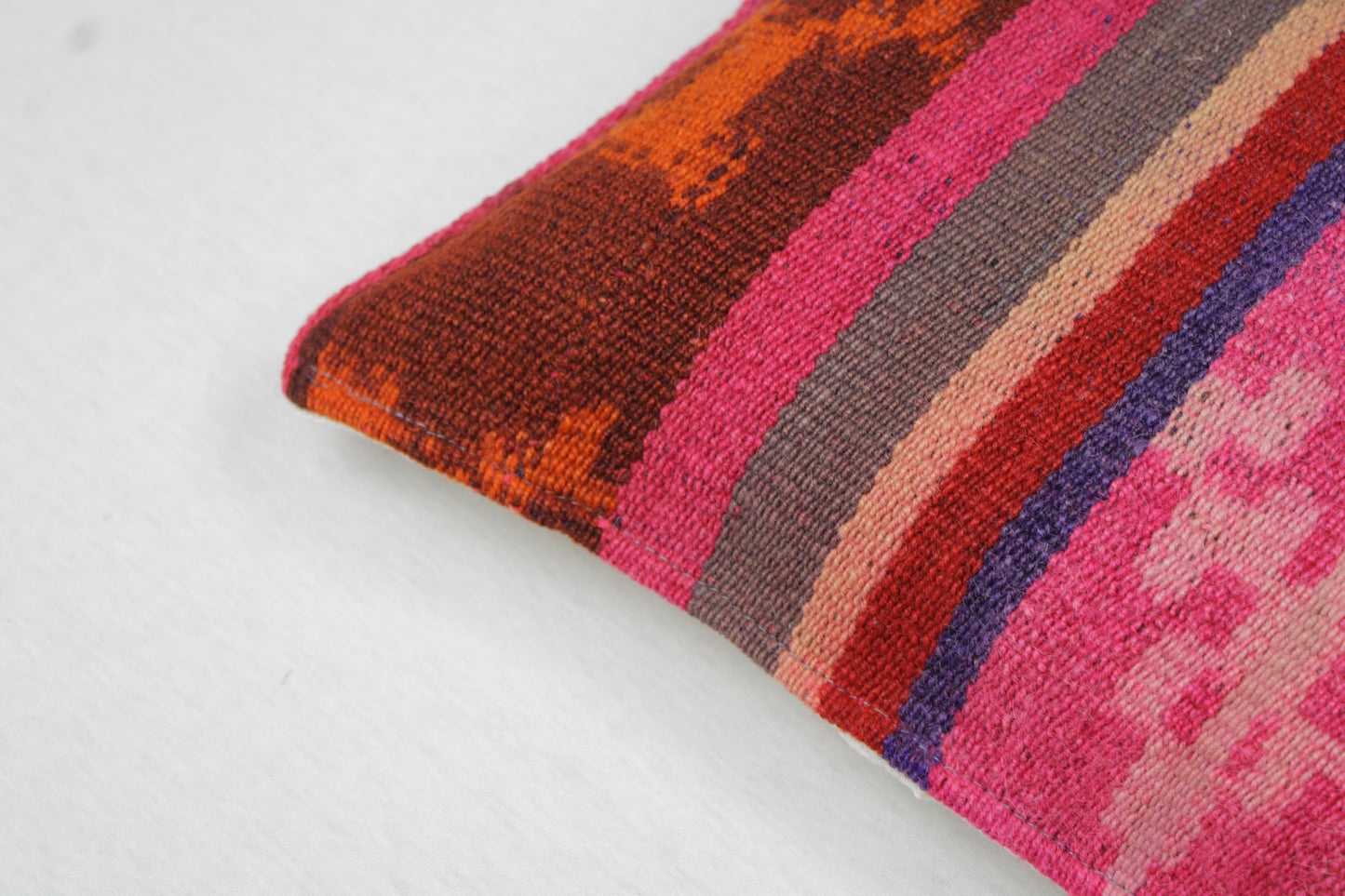 Buntes Frazadakissen 30x50 cm von Glueck und Fund in Magenta, weiches Kissen für Sofa oder Balkon, handgefertigt mit traditionellen Mustern.