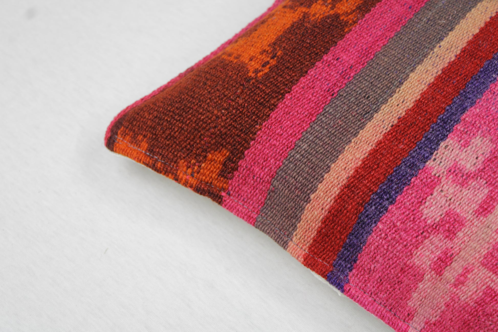 Buntes Frazadakissen 30x50 cm von Glueck und Fund in Magenta, weiches Kissen für Sofa oder Balkon, handgefertigt mit traditionellen Mustern.