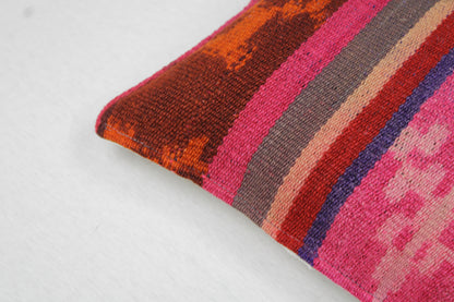 Buntes Frazadakissen 30x50 cm von Glueck und Fund in Magenta, weiches Kissen für Sofa oder Balkon, handgefertigt mit traditionellen Mustern.