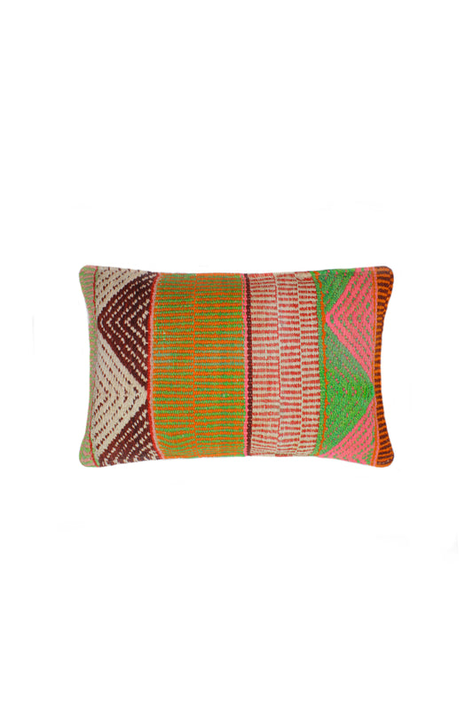 Dekoratives Frazadakissen 30x50 cm im Boho-Stil von Glueck und Fund, weiches Kissen mit buntem Muster auf einem Sofa.