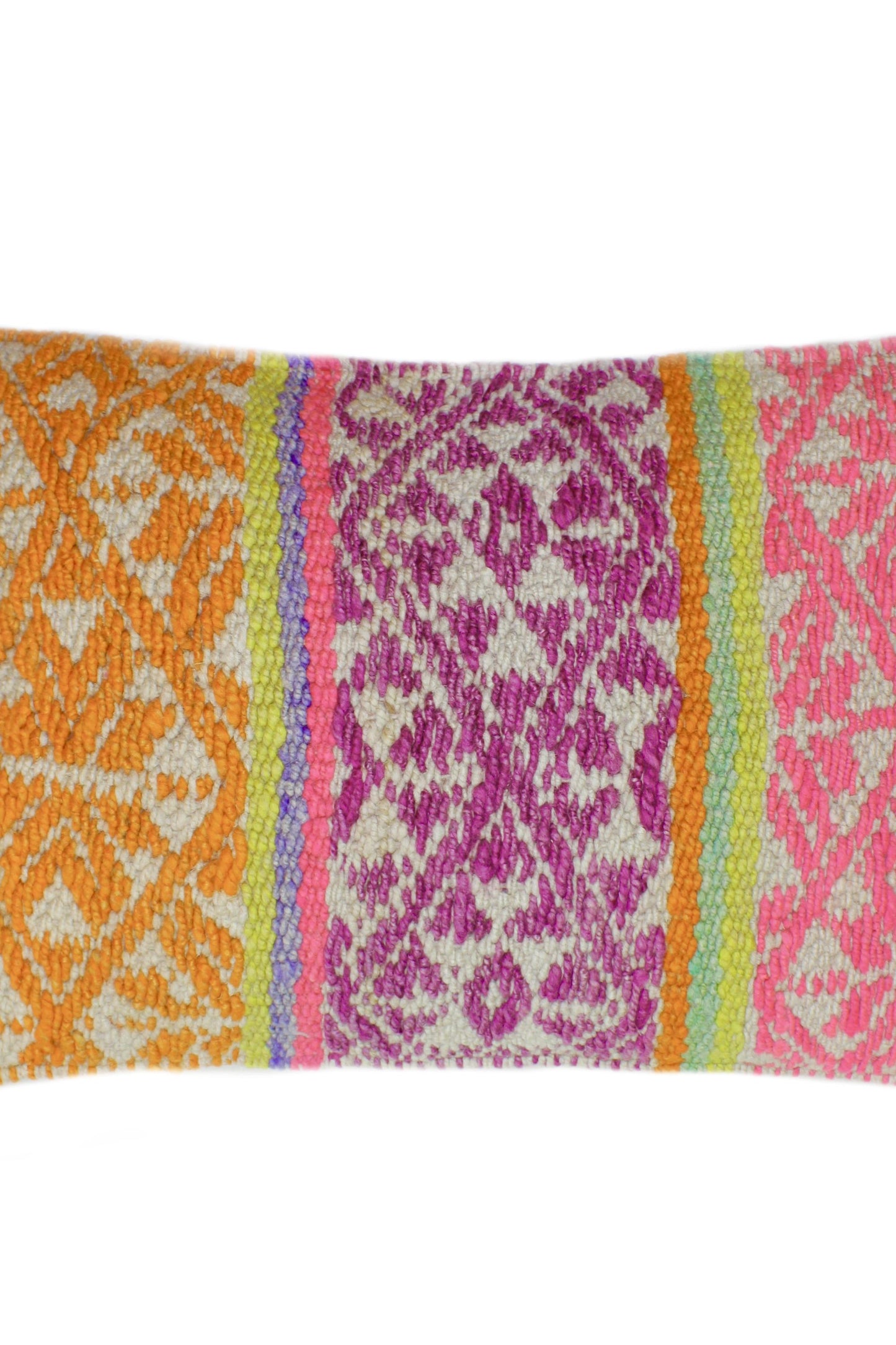 Bunt bedrucktes Frazadakissen 30x50 cm mit Rautenmustern von Glueck und Fund auf weichem Stoff.