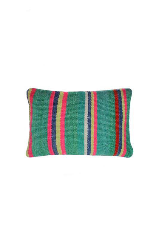 Grünes Frazadakissen 30x50 cm von Glueck und Fund, weiche, stilvolle Dekokissen für Sofa oder Bett, flaschengrüner Bezug
