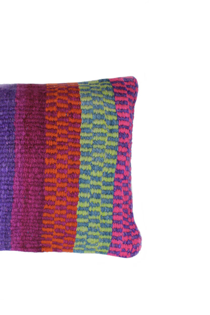 Buntes Frazadakissen 30x50 cm von Glueck und Fund mit intensiven Farbtönen, weiches Kissen für gemütliche Dekoration.