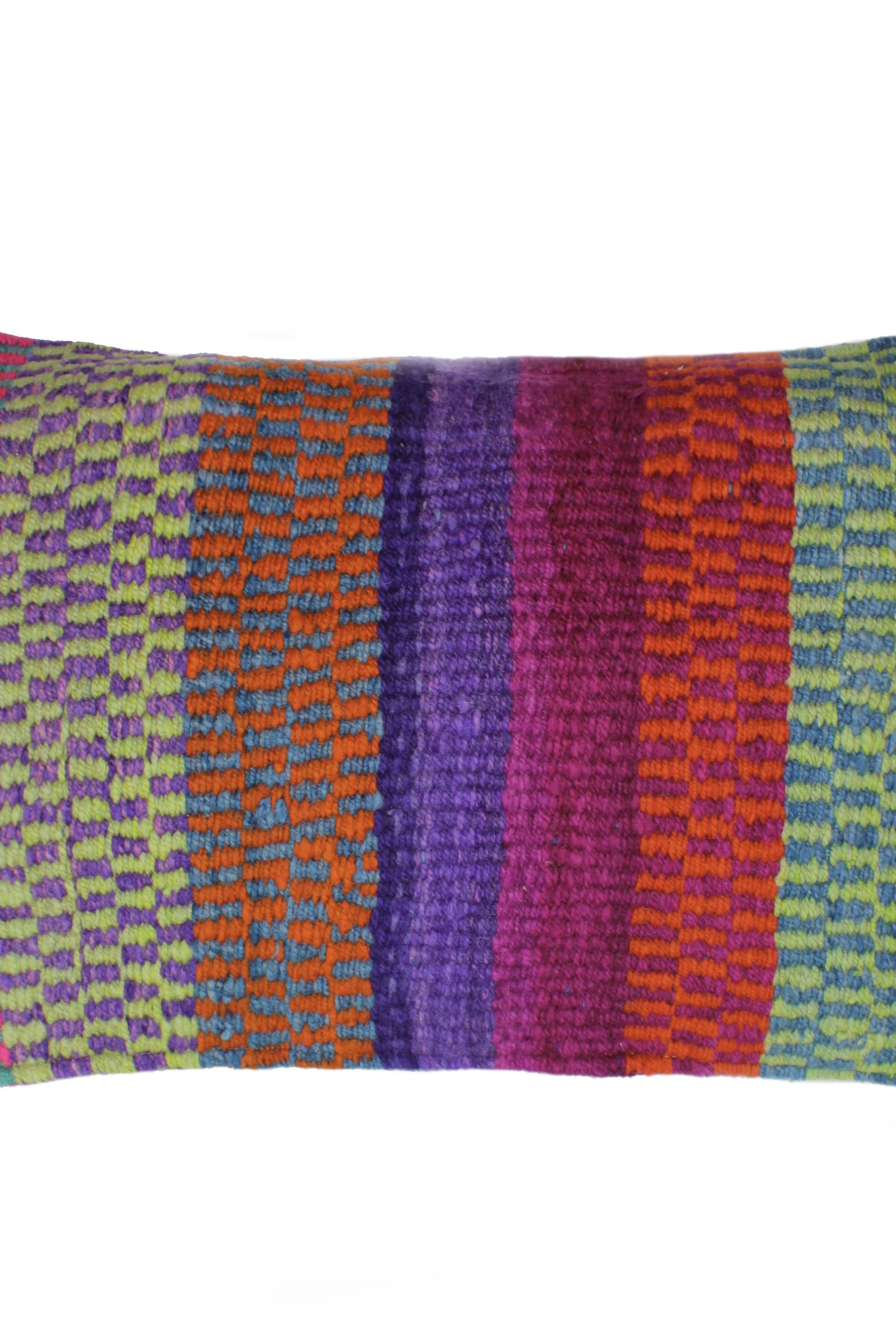Frazadakissen 30x50 cm von Glueck und Fund mit intensiven, bunten Farben auf robuster Stoffoberfläche.