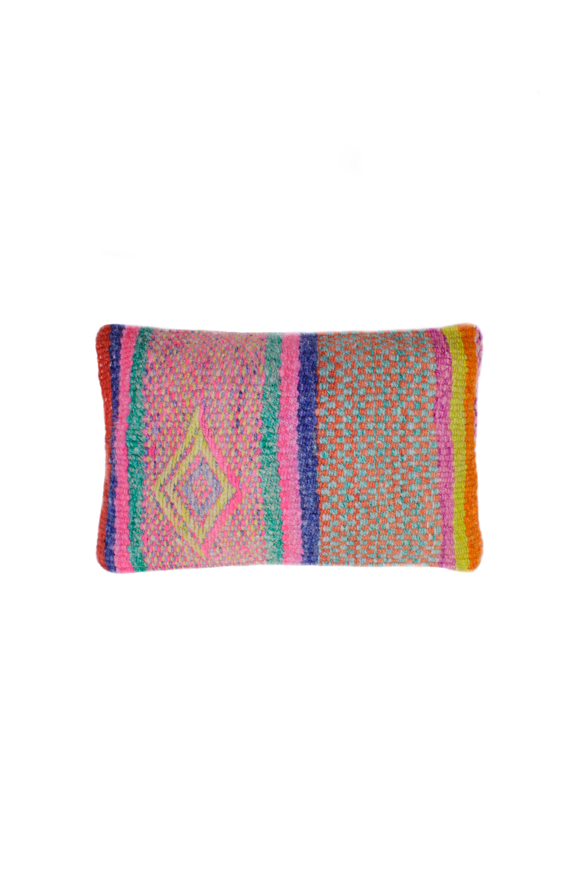 Leuchtendes pinkes Frazadakissen 30x50 von Glueck und Fund, weiches Kissen für gemütliche Sitzecke.