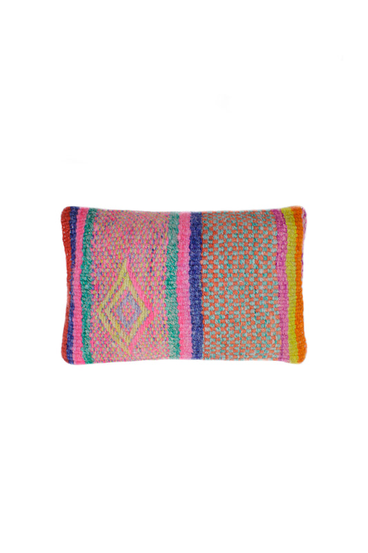 Leuchtendes pinkes Frazadakissen 30x50 von Glueck und Fund, weiches Kissen für gemütliche Sitzecke.