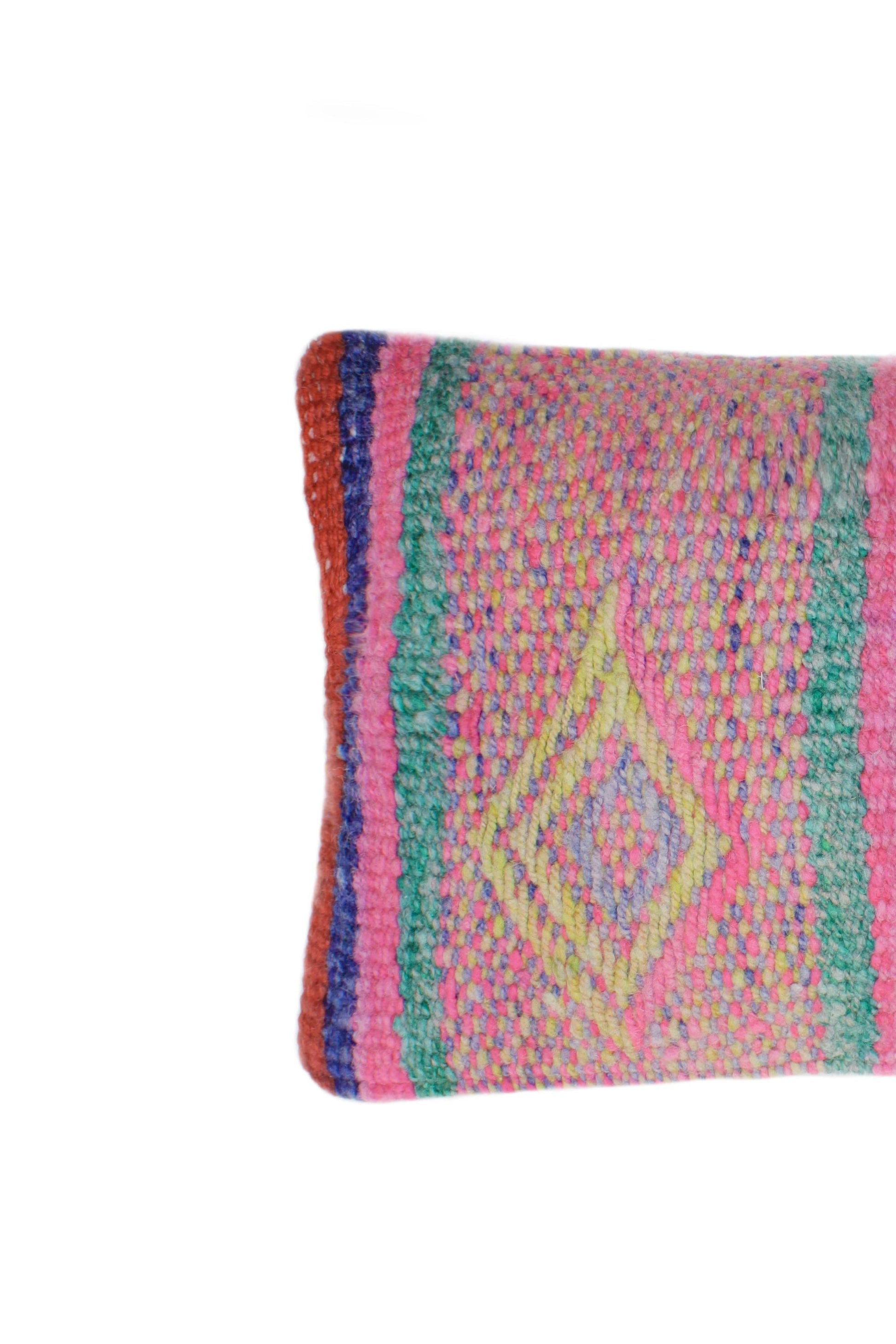 Leuchtendes pinkes Frazadakissen 30x50 von Glueck und Fund auf weicher Oberfläche, ideal zum Dekorieren und Relaxen.