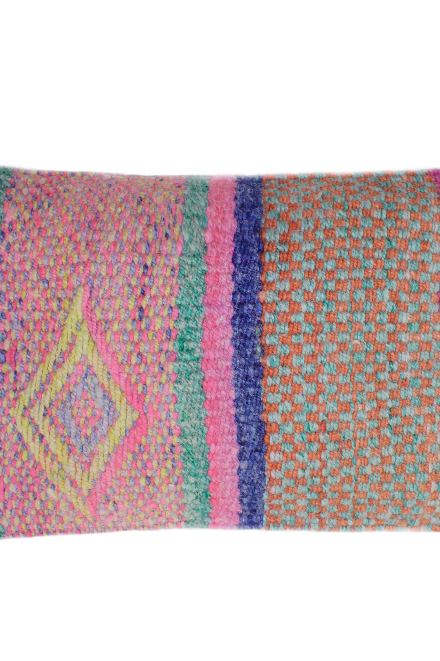 Leuchtendes pinkes Frazadakissen 30x50 von Glueck und Fund, weiches Kissen mit farbenfrohem Design für gemütliche Dekorationen