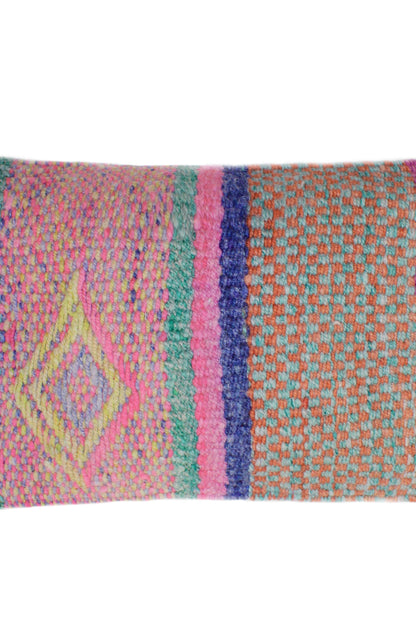 Leuchtendes pinkes Frazadakissen 30x50 von Glueck und Fund, weiches Kissen mit farbenfrohem Design für gemütliche Dekorationen