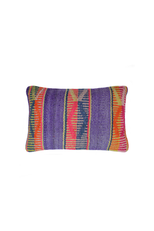 Lila Frazadakissen 30x50 aus Weichstoff, dekoratives Kissen von Glueck und Fund auf Sofa oder Bett.