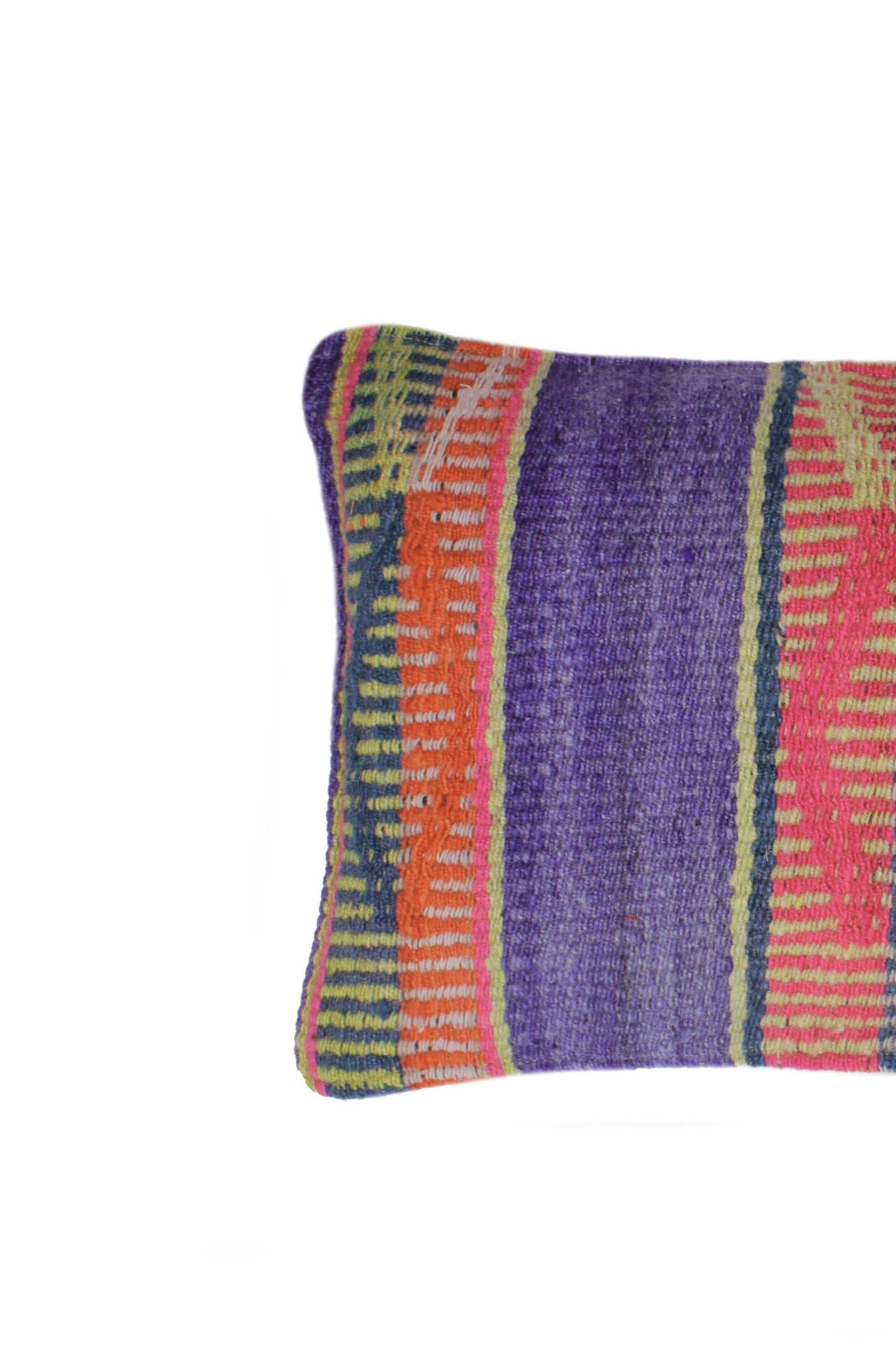 Lila Frazadakissen 30x50 cm von Glueck und Fund, robustes Dekokissen mit stilvollem Design für Sofa oder Bett