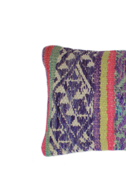 Lila Frazadakissen 30x50 cm mit Dreiecken, weiches Dekokissen von Glück und Fund für Sofa oder Bett.