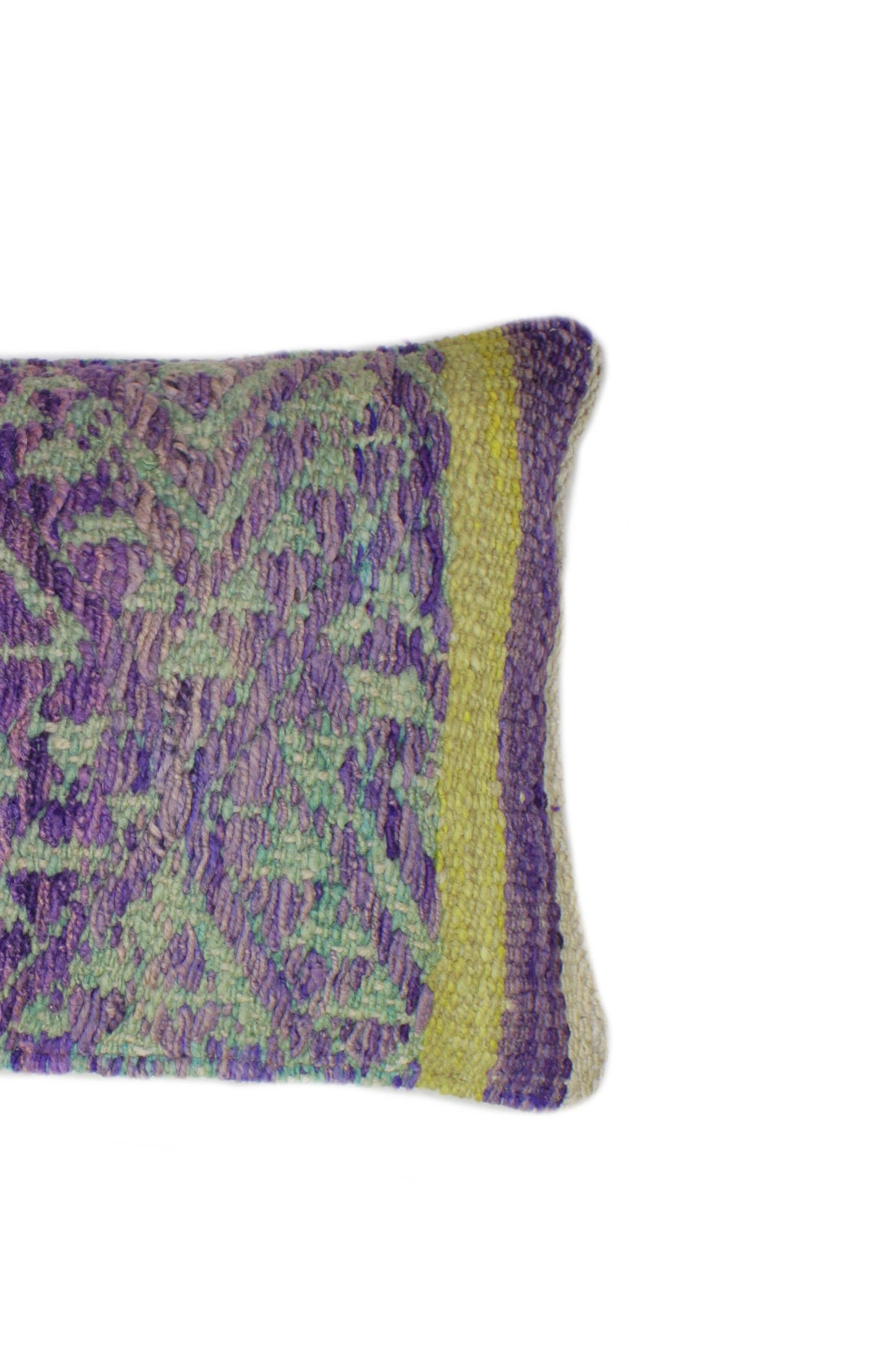 Lila Kissen mit Dreiecksmustern, 30x50 cm, dekoratives Kissen von Glueck und Fund auf einem Sofa platziert.