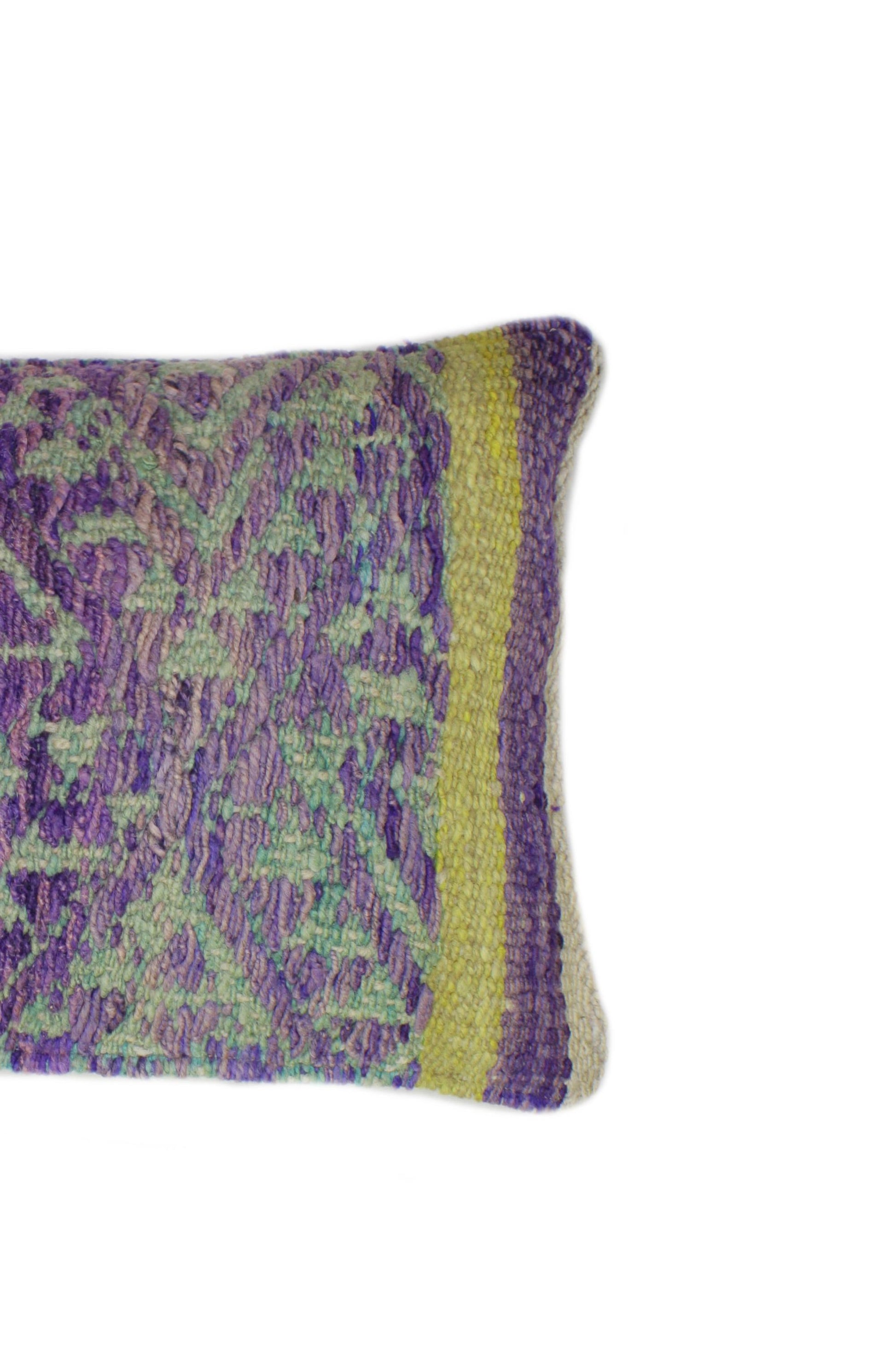 Lila Kissen mit Dreiecksmustern, 30x50 cm, dekoratives Kissen von Glueck und Fund auf einem Sofa platziert.