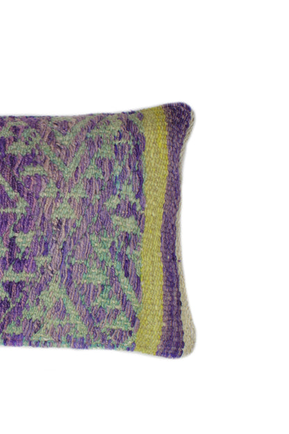 Lila Kissen mit Dreiecksmustern, 30x50 cm, dekoratives Kissen von Glueck und Fund auf einem Sofa platziert.