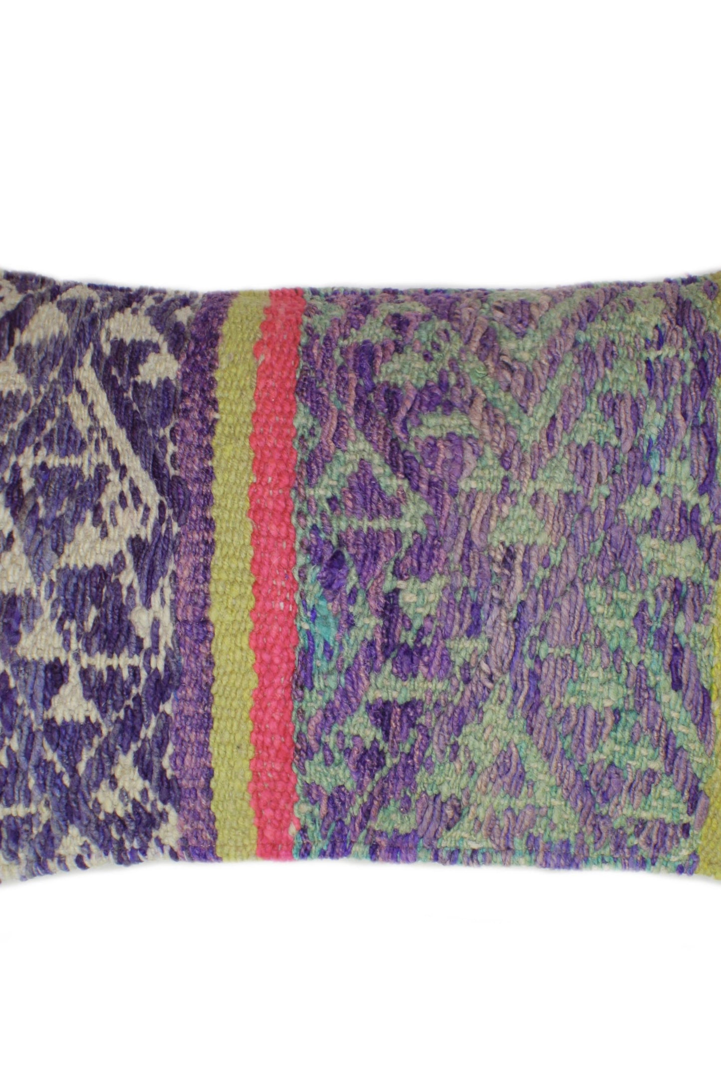 Lila Frazadakissen 30x50 mit Dreiecken, weiches Kissen von Glueck und Fund für gemütlichen Komfort.