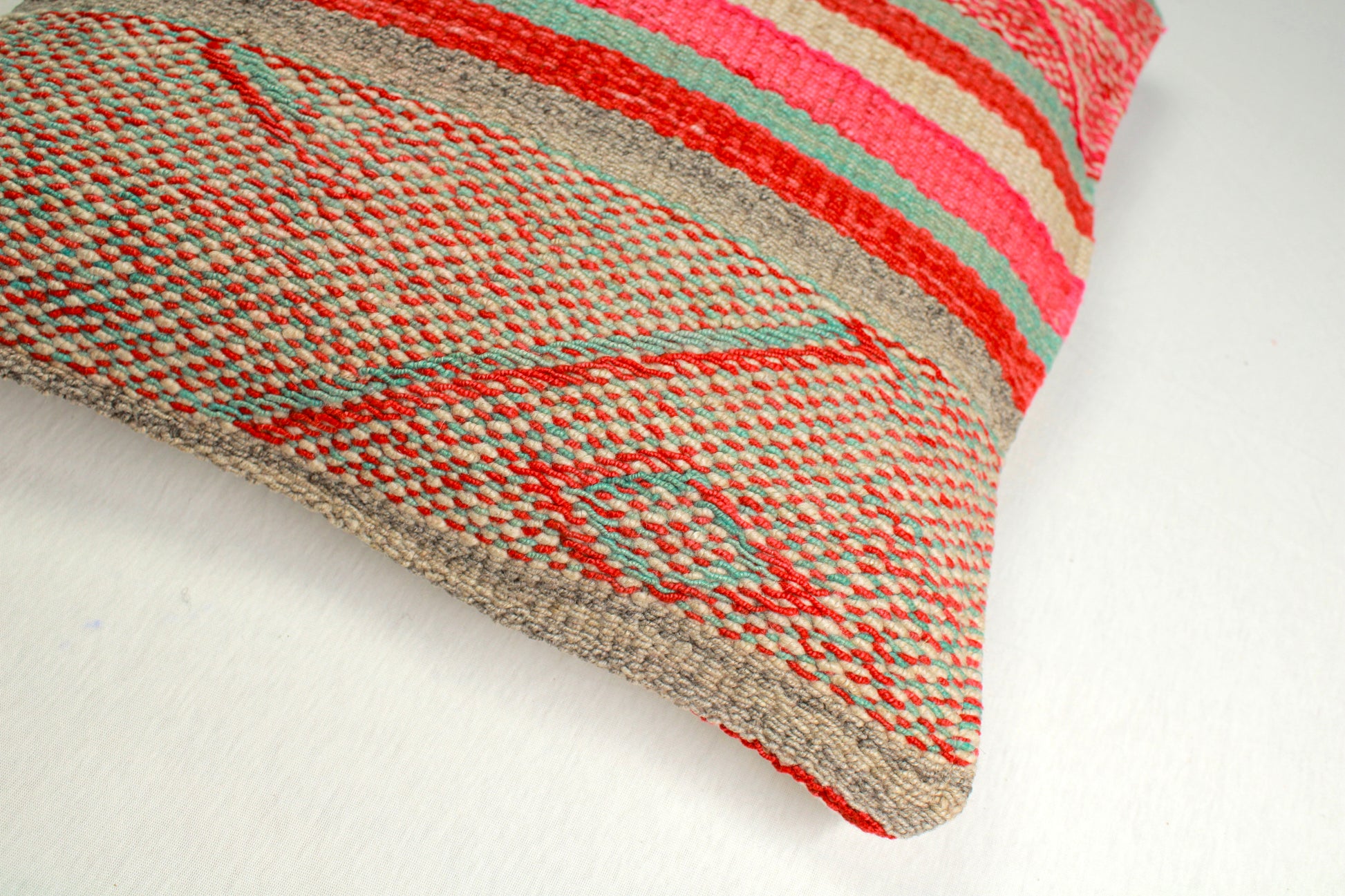 Peru Frazadakissen 45x45 cm mit Chevron-Muster, weiches Kissen von Glueck und Fund für gemütliche Dekoration.