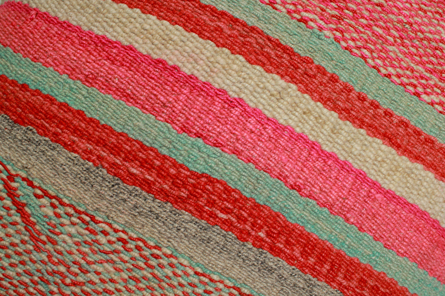 Peru Frazadakissen 45x45 cm von Glueck und Fund mit Chevron-Muster, weiches und stilvolles Dekokissen für das Zuhause