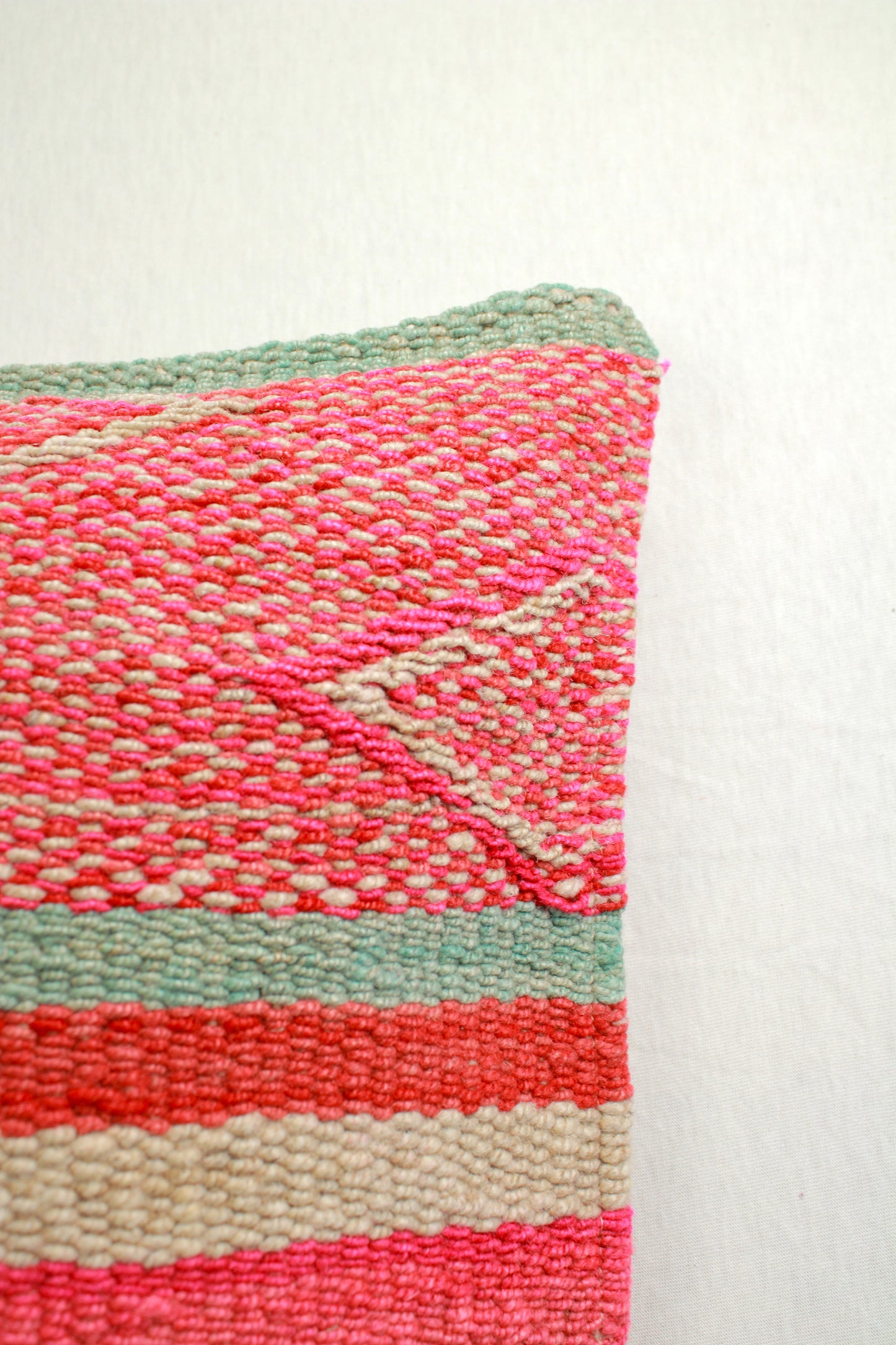 Peruanisches Frazadakissen 45x45 cm mit Chevron-Muster von Glueck und Fund, weiches Kissen für gemütliche Einrichtung