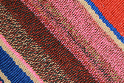 Detailansicht marineblaues Frazadakissen 45 x 45 aus Peru von Glück und Fund, weiches Kissen mit traditionellem Muster und angenehmer Textur.