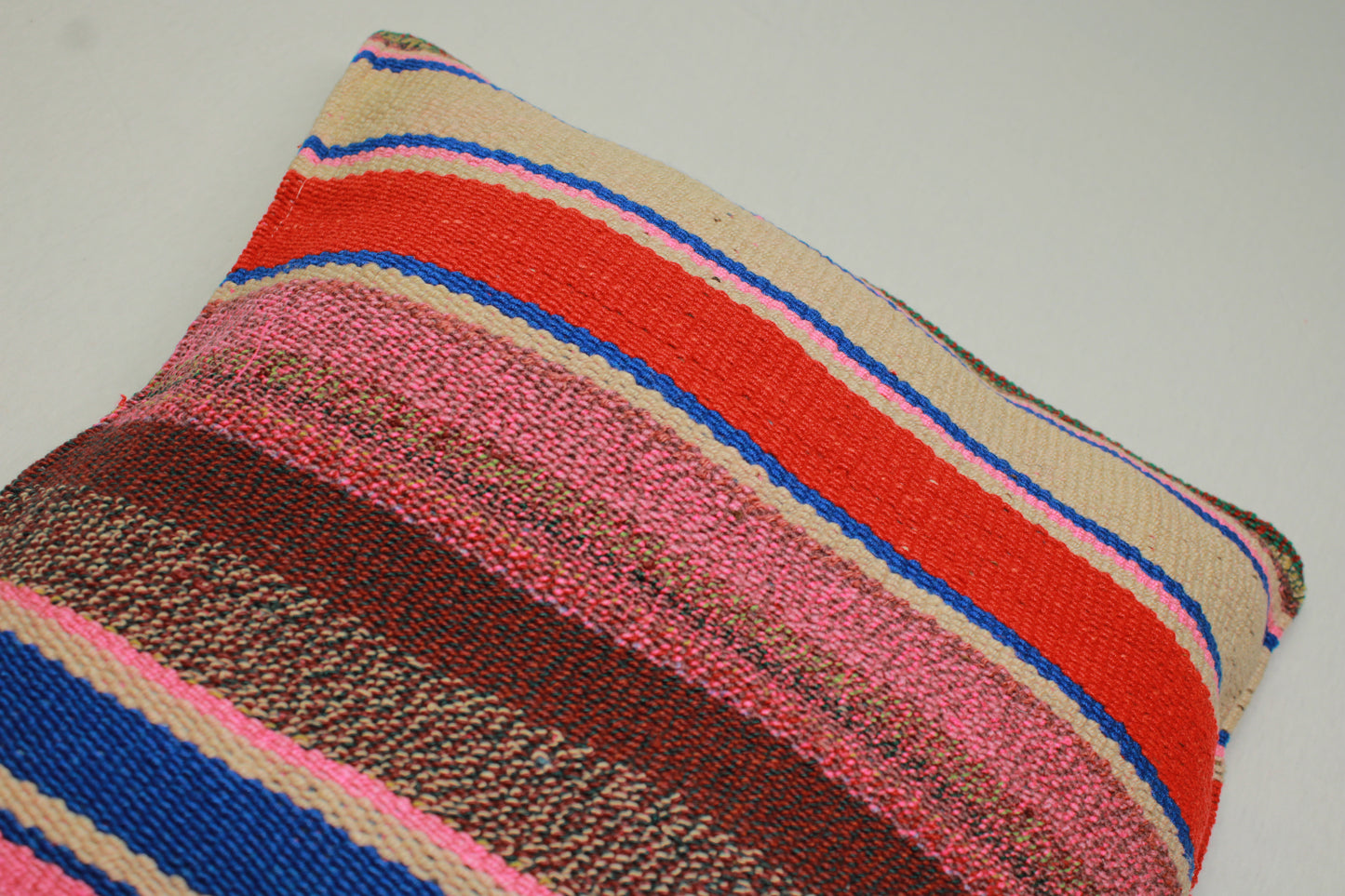 Marineblaues Frazadakissen 45 x 45 cm von Glueck und Fund aus Peru, weiches Kissen mit traditionellem Design