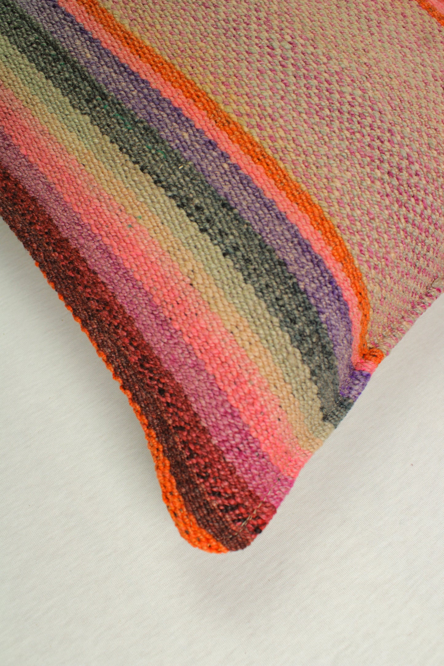 Rosa Frazadakissen 45 x 45 aus Peru von Glück und Fund, weiches Kissen mit traditionellem Muster auf der Oberfläche